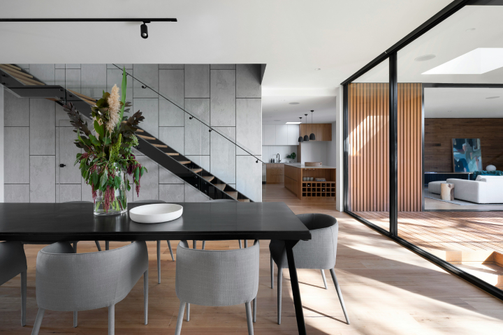 Sala de jantar com vista para a cozinha e sala de estar