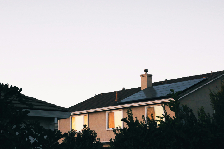 Uma casa com painéis fotovoltaicos no telhado